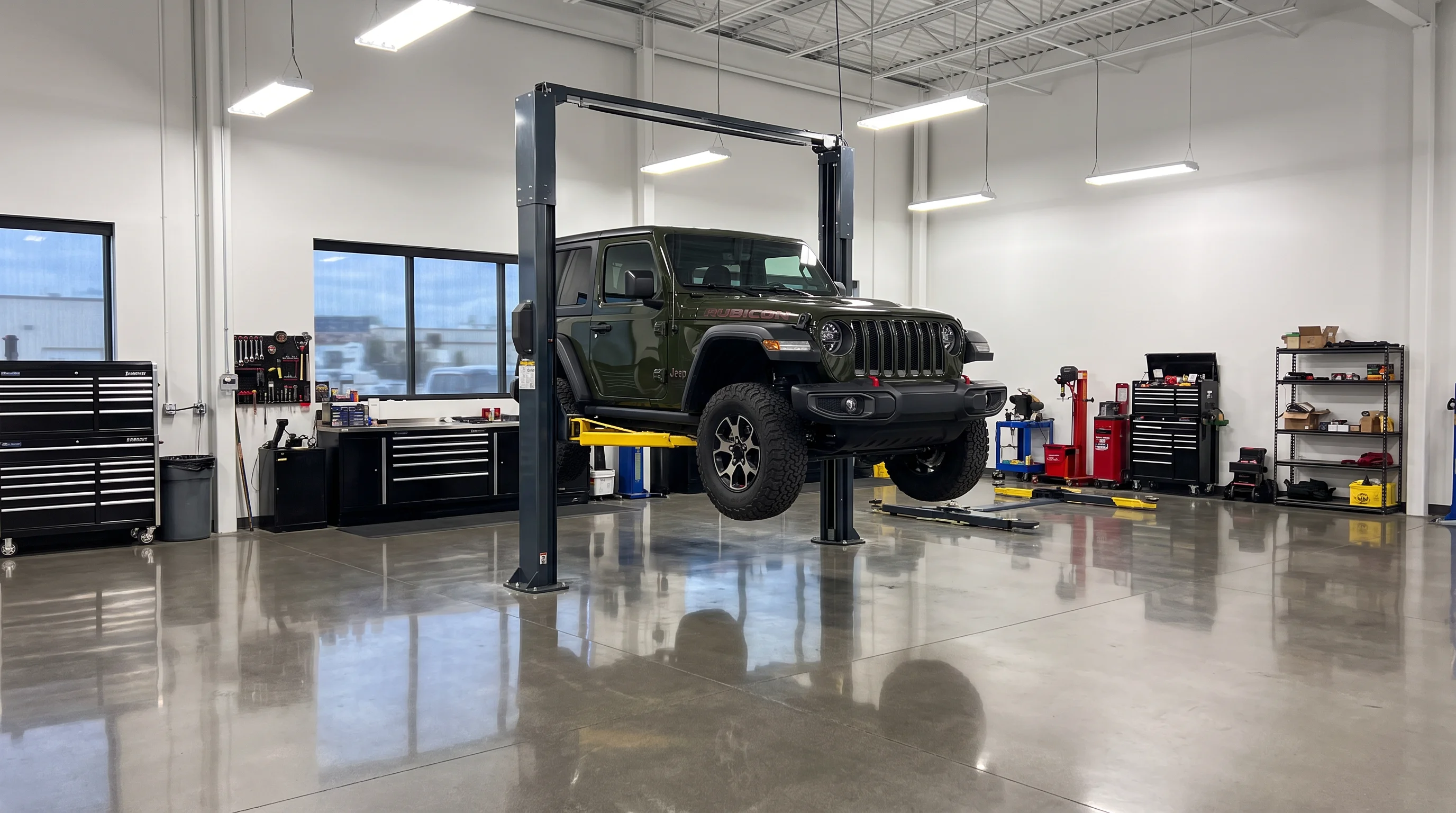 Técnico certificado realizando servicio de mantenimiento a un Jeep en el taller de Fontana Chrysler Dodge Jeep Ram en Fontana, California