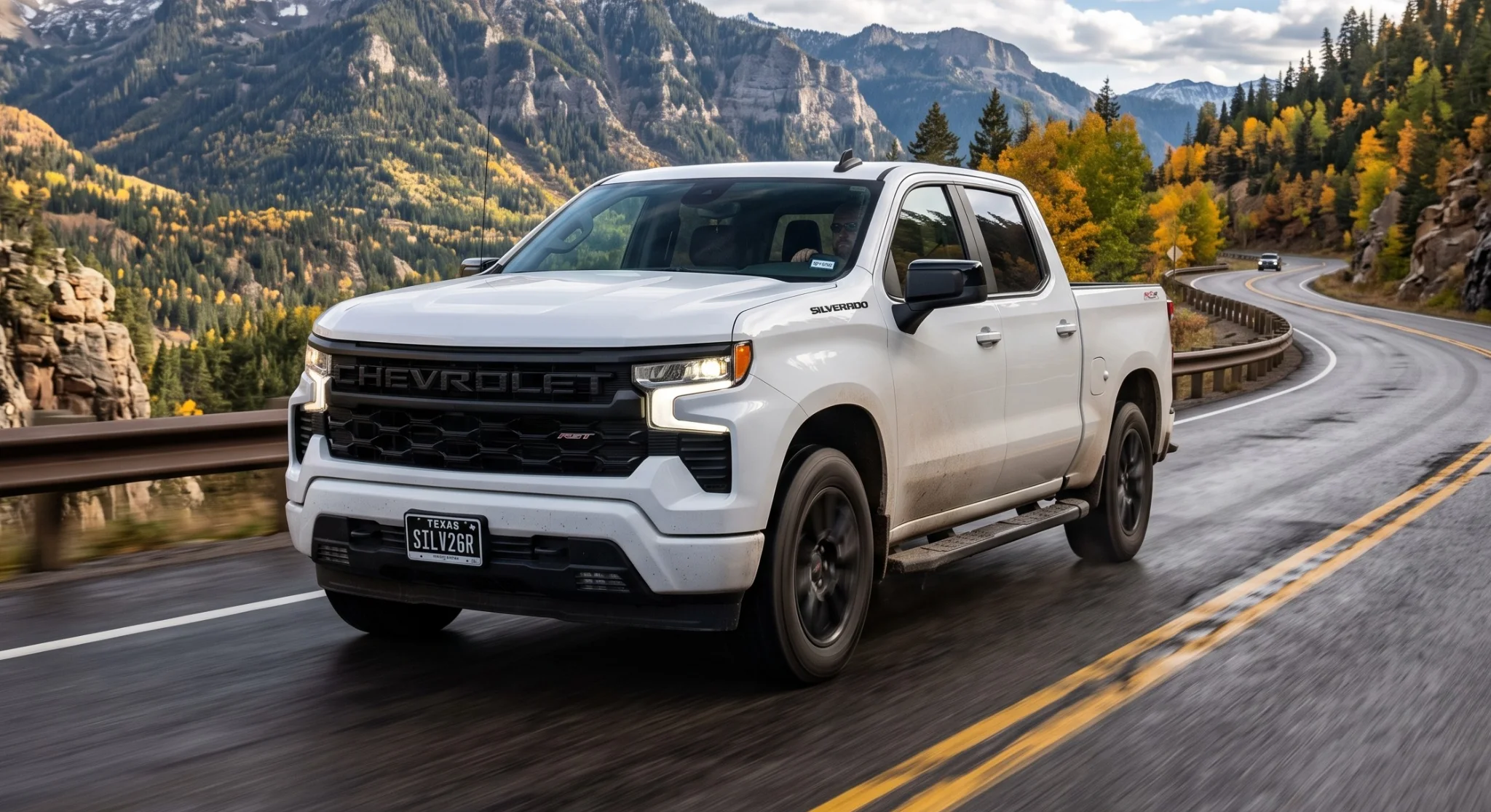 Chevy Silverado en carretera, ejemplo de la durabilidad y el kilometraje de larga vida de la pickup