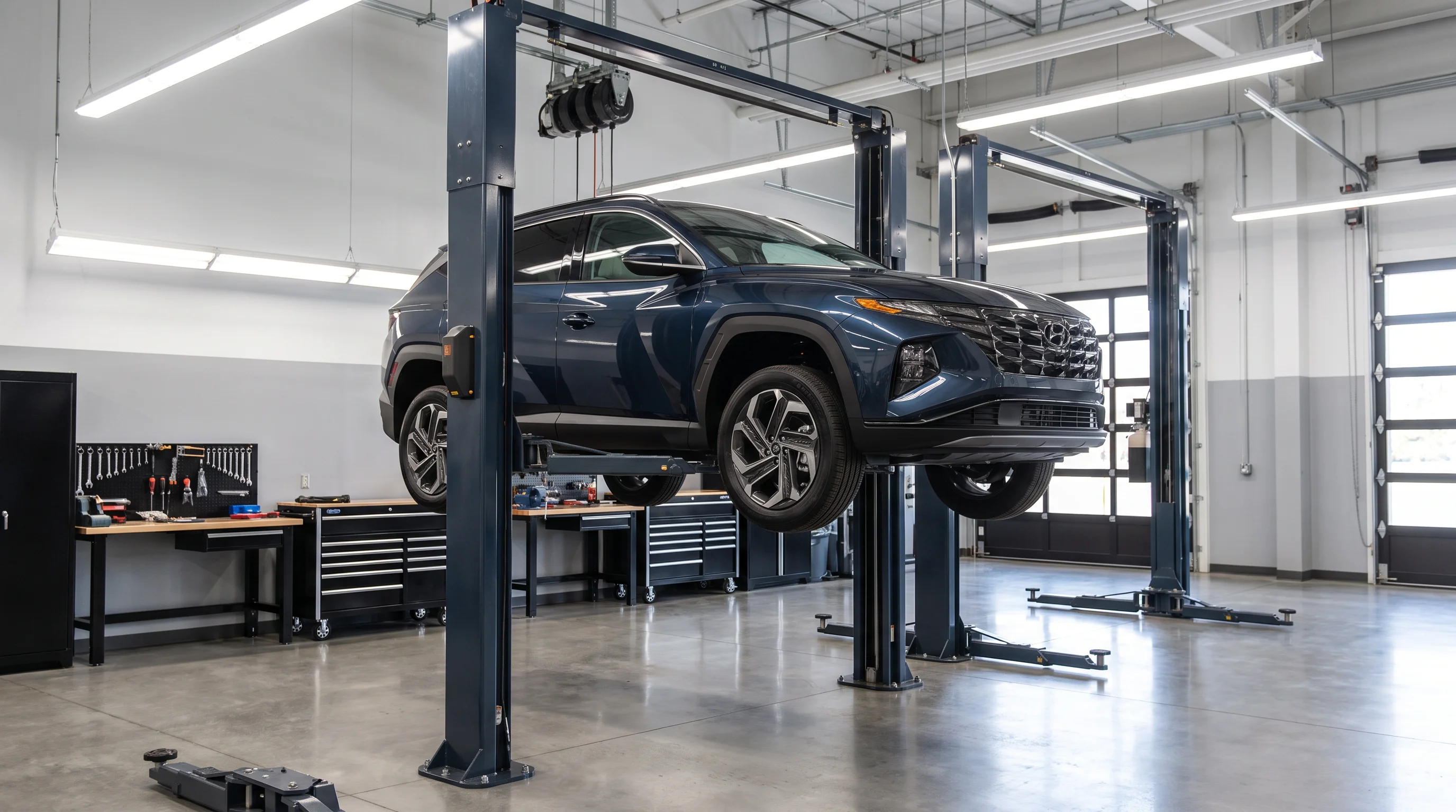 Técnico certificado de Ontario Hyundai realizando servicio de aire acondicionado en un vehículo Hyundai